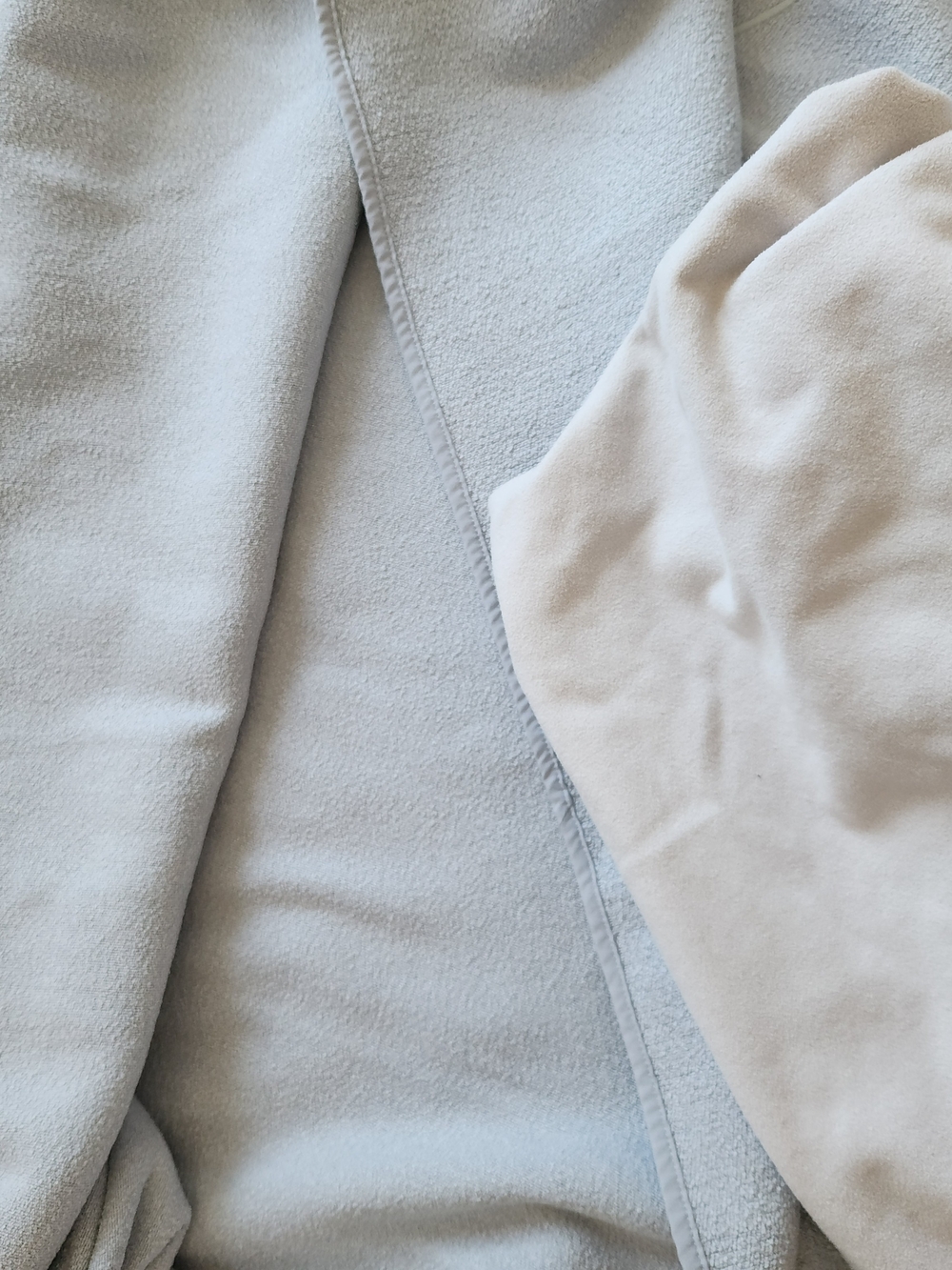 ALO Yoga No Sweat Hand Towel Pilates Light Grey Gray Mist Active - Picture 4 of 5